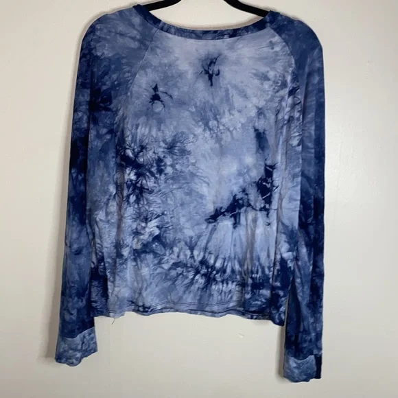 🪿Adorable shades of blue tie-dyed patterned long sleeved top! - Picture 6 of 6